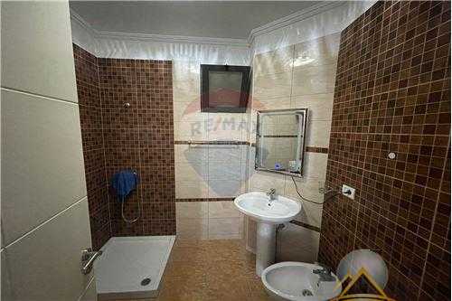 Shitet apartament 2+1+2 ne Astir