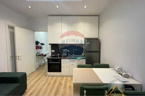 Shiten dy apartamente 1+1  tek Komuna e Parisit