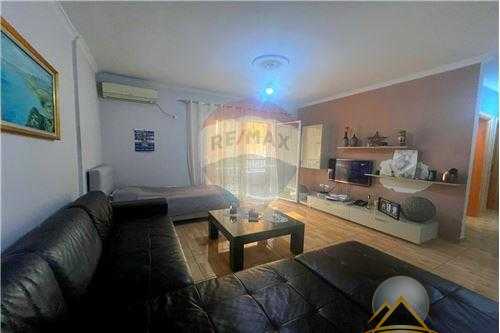 Shitet apartament 1+1 prane Gama Market , Vlore