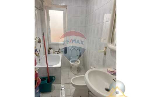 Shitet apartament 1+1 tek Mine Peza