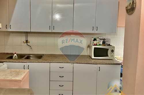 Shitet apartament 1+1 tek Mine Peza