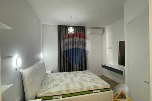Shiten dy apartamente 1+1  tek Komuna e Parisit