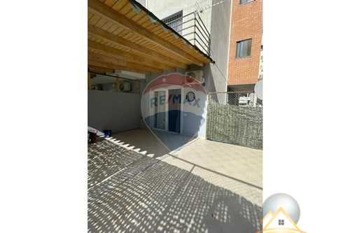 Shiten dy apartamente 1+1  tek Komuna e Parisit