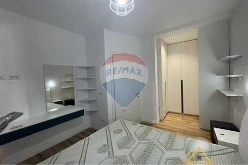 Shiten dy apartamente 1+1  tek Komuna e Parisit