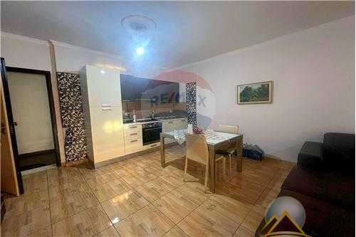 Shitet apartament 1+1 prane Gama Market , Vlore