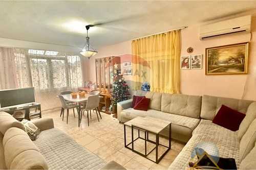 Shitet apartament 1+1 tek Mine Peza