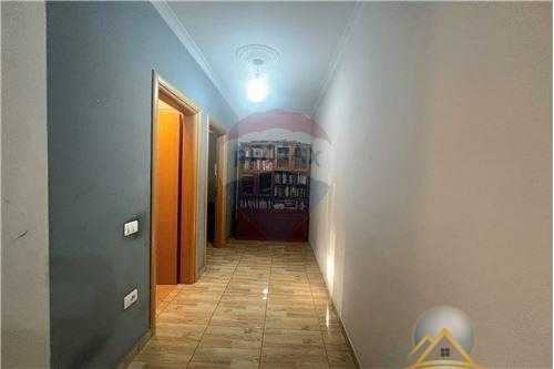Shitet apartament 1+1 prane Gama Market , Vlore