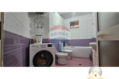 Shitet apartament 2+1 ne Fresk ,rruga Muhamet Deliu