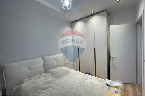 Shiten dy apartamente 1+1  tek Komuna e Parisit