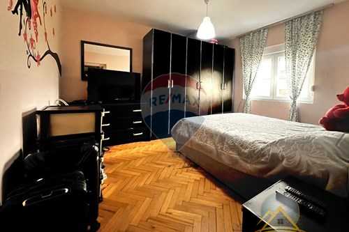 Shitet apartament 1+1 tek Mine Peza