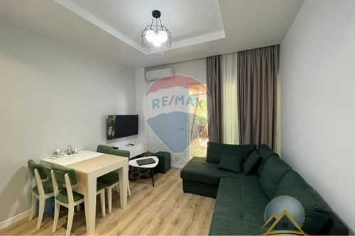 Shiten dy apartamente 1+1  tek Komuna e Parisit