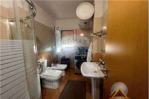 Shitet apartament 1+1 prane Gama Market , Vlore