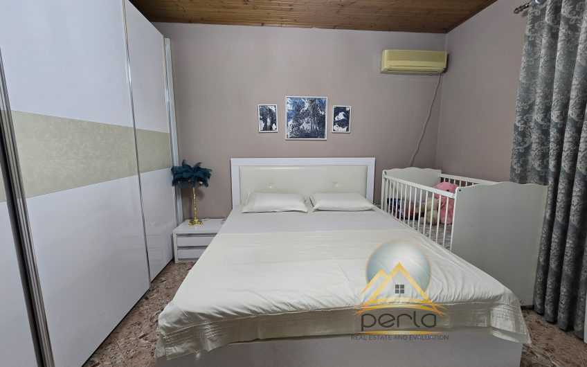 Jepet me qira shtepi private Yzberisht, pranë Xhamise,