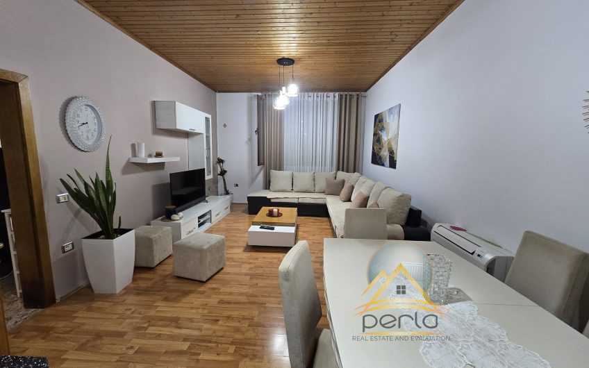 Jepet me qira shtepi private Yzberisht, pranë Xhamise,