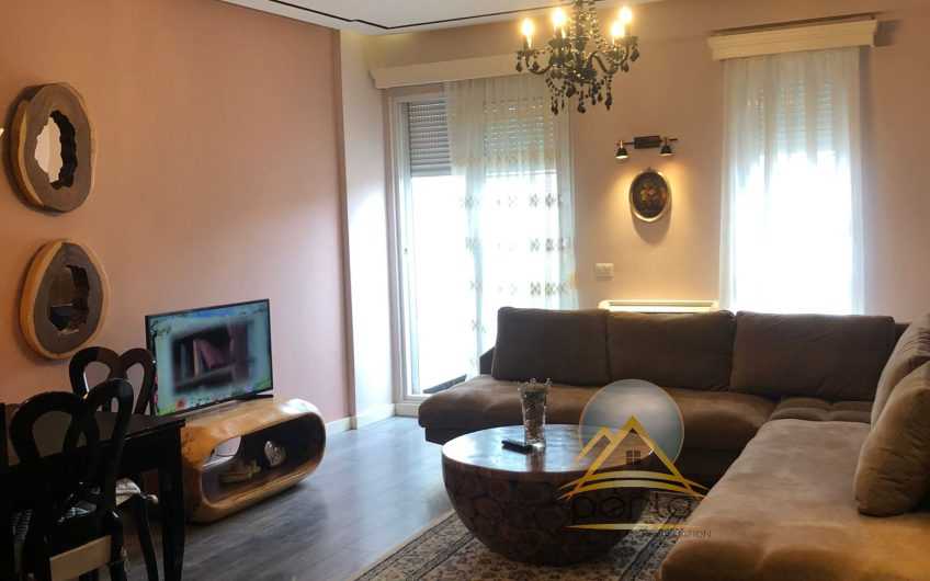 JAPIM APARTAMENT 2+1 PËR QIRA