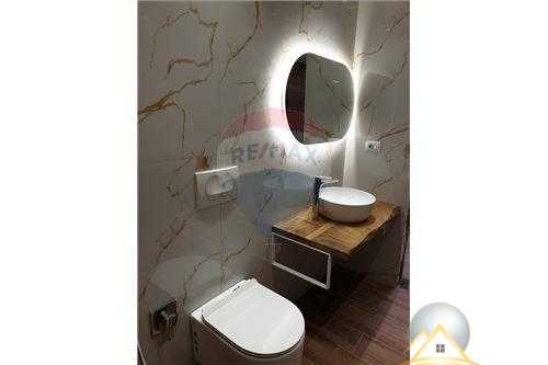 Shitet apartament 2+1 + tualete tek Medreseja