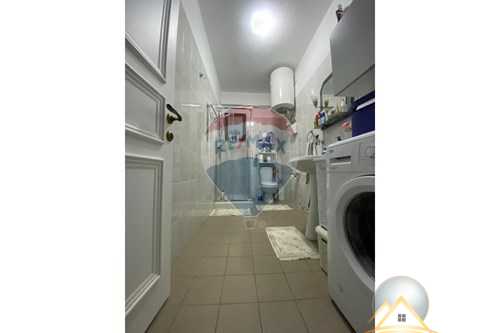Shitet apartament 1+1 te ish tregu Elektrik