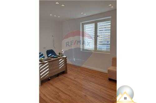 Shitet apartament 2+1 + tualete tek Medreseja