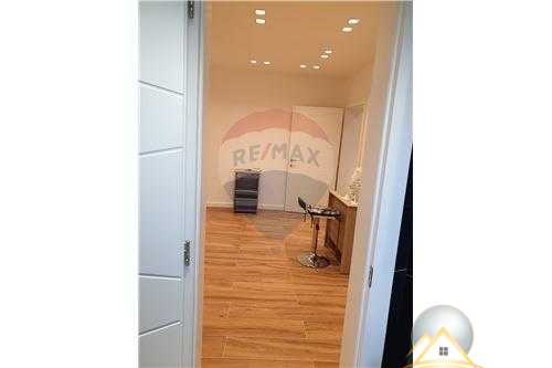 Shitet apartament 2+1 + tualete tek Medreseja