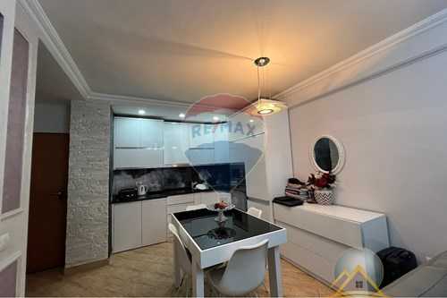 Shitet apartament 1+1 prane 21 Dhjetorit