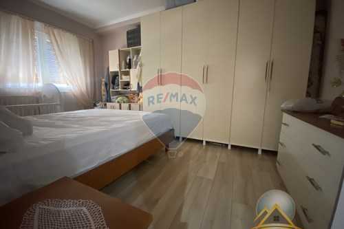 Shitet apartament 1+1 te ish tregu Elektrik