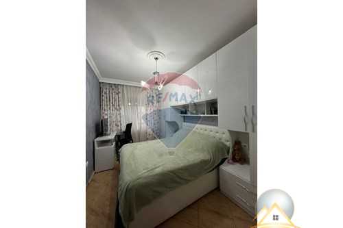 Shitet apartament 1+1 prane 21 Dhjetorit