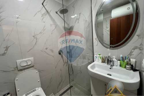 Shitet apartament 1+1 prane 21 Dhjetorit
