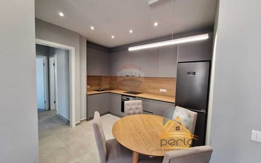 Apartament me qira, Stacioni i Trenit