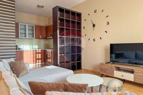 Shitet apartament 1+1 te Rruga e Barrikadave