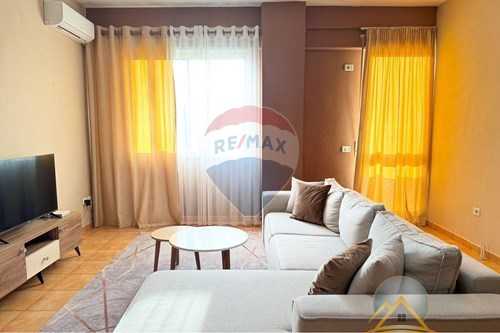 Shitet apartament 1+1 te Rruga e Barrikadave