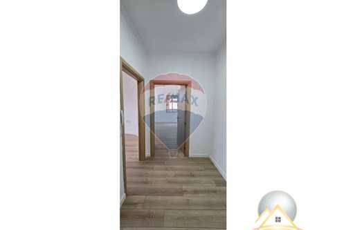 Shitet apartament 2+1, prane Rruges se Zallit