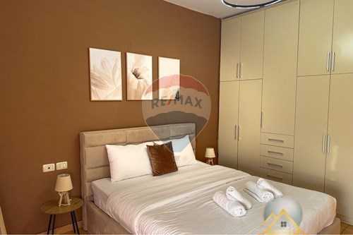 Shitet apartament 1+1 te Rruga e Barrikadave