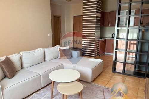 Shitet apartament 1+1 te Rruga e Barrikadave
