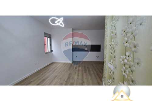 Shitet apartament 2+1, prane Rruges se Zallit