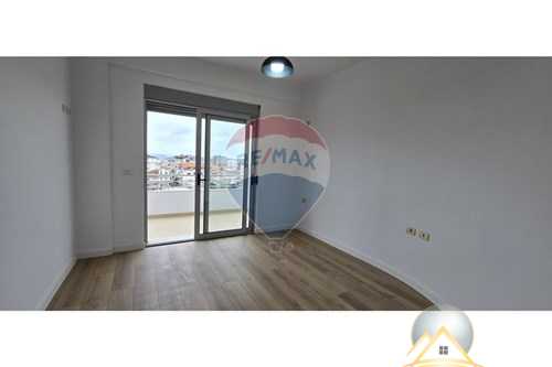 Shitet apartament 2+1, prane Rruges se Zallit
