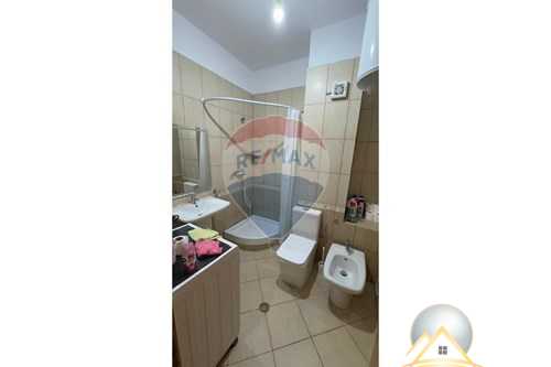Shitet apartament 1+1 te Rruga e Barrikadave