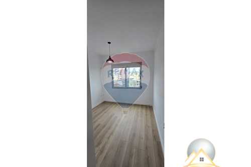 Shitet apartament 2+1, prane Rruges se Zallit