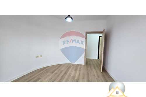Shitet apartament 2+1, prane Rruges se Zallit