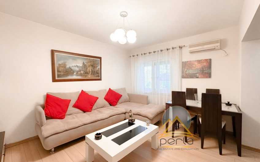 Ofrohet apartament per qira te Shushica