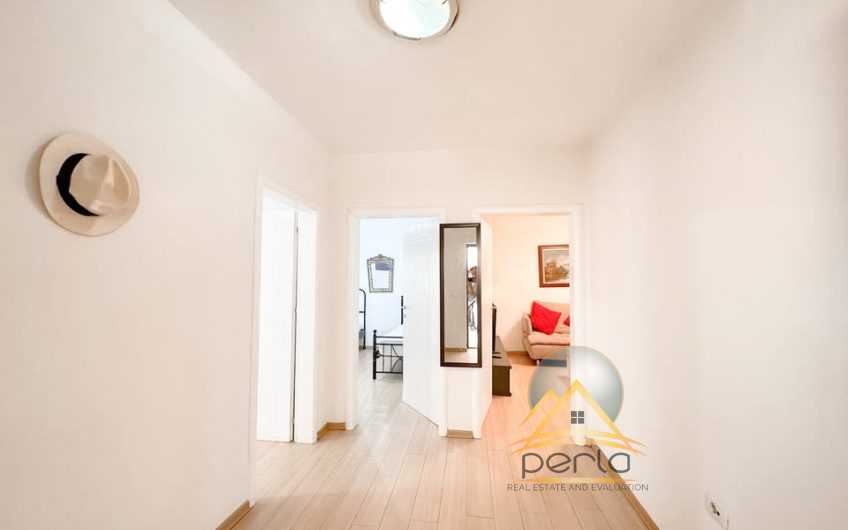 Ofrohet apartament per qira te Shushica