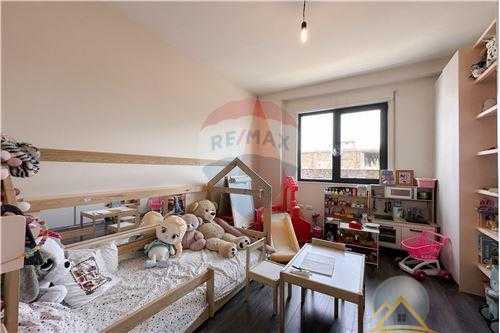 Shitet apartament 2+1 Tek Porcelani