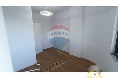 Shitet apartament 2+1 tek Pazari i Ri