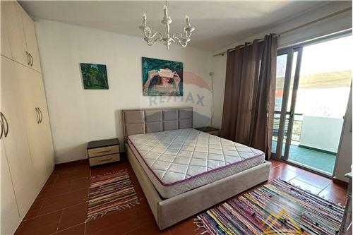 Apartament 1+1 per shitje tek Komuna e Parisit prane lulishtes