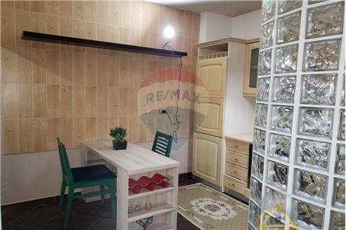 Apartament 1+1 per shitje tek Komuna e Parisit prane lulishtes