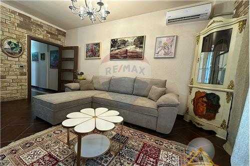 Apartament 1+1 per shitje tek Komuna e Parisit prane lulishtes