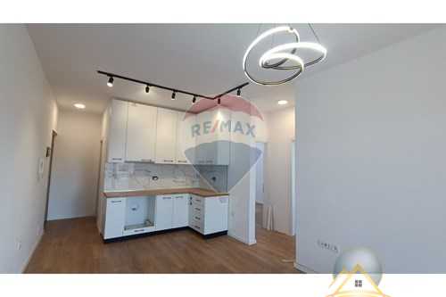 Shitet apartament 2+1 tek Pazari i Ri
