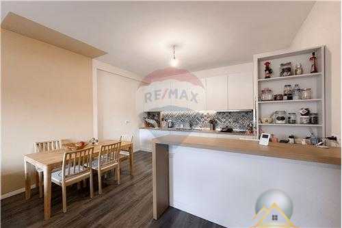 Shitet apartament 2+1 Tek Porcelani