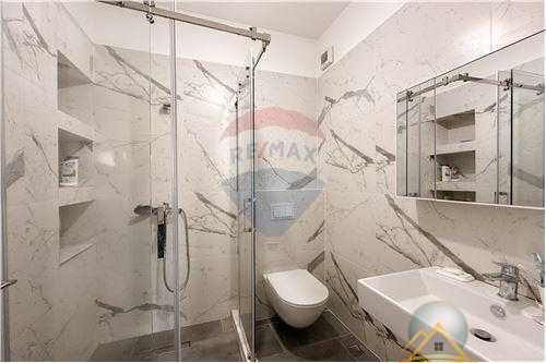 Shitet apartament 2+1 Tek Porcelani