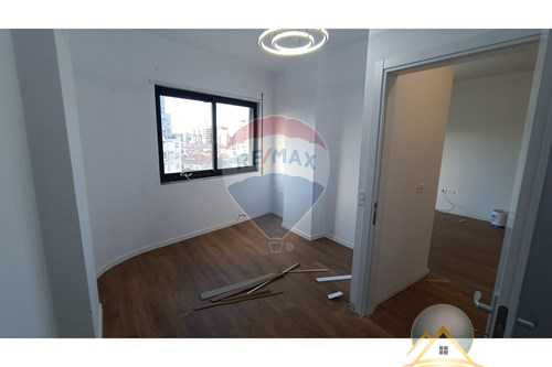 Shitet apartament 2+1 tek Pazari i Ri