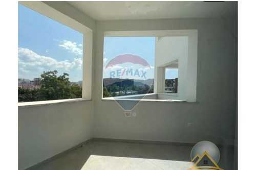 Ofrohet per qira ambient per perdorim zyre ne Riverside Residence